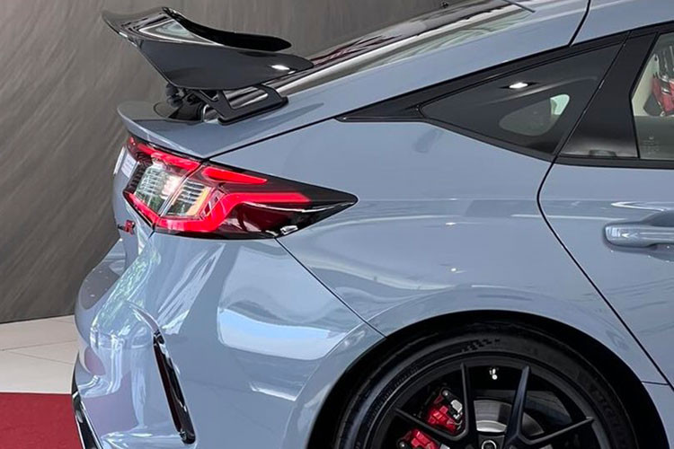 Bộ mâm của Honda Civic Type R 2023 hiệu suất cao là loại 5 chấu kép, kích thước 19 inch sơn màu đen mờ cùng kẹp phanh từ thương hiệu Brembo.