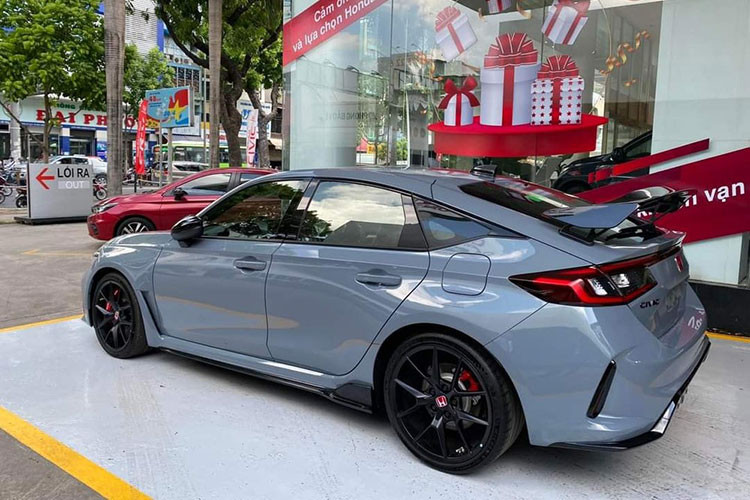 Tốc độ tối đa được giới hạn ở mức 272 km/h. Xe sử dụng hộp số sàn 6 cấp tương tự thế hệ trước, kết hợp tính năng Rev Matching với khả năng điều chỉnh vòng tua máy khi sang số.