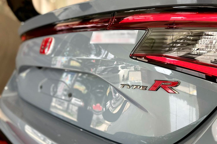 Chiếc Honda Civic Type R 2023 của đại gia phố núi sở hữu màu sơn ngoại thất Sonic Grey Pearl đặc trưng của dòng hatchback hiệu suất cao.