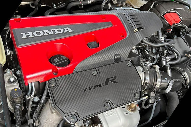 Honda Civic Type R 2023 được trang bị khối động cơ 2.0L DOHC VTEC Turbo sản sinh công suất 315 mã lực tại 6.500 vòng/phút và mô-men xoắn 420 Nm trong khoảng 2.600 đến 4.000 vòng/phút.