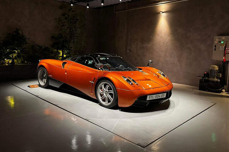 Cụ thể, trong 7 năm qua, Minh Nhựa được nhiều người biết đến là chủ nhân của siêu xe triệu đô Pagani Huayra chỉ là trên mạng xã hội, còn trên giấy tờ người sở hữu lại là bố anh, doanh nhân Phạm Văn Mười. Dù chiếc xe này là ông mua tặng cho con trai độc tôn nhân dịp sinh nhật.