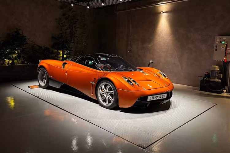 Cụ thể, trong 7 năm qua, Minh Nhựa được nhiều người biết đến là chủ nhân của siêu xe triệu đô Pagani Huayra chỉ là trên mạng xã hội, còn trên giấy tờ người sở hữu lại là bố anh, doanh nhân Phạm Văn Mười. Dù chiếc xe này là ông mua tặng cho con trai độc tôn nhân dịp sinh nhật.