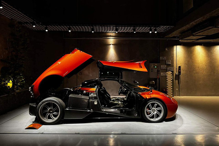 Và mới đây, chiếc siêu xe triệu đô Pagani Huayra mới được ông Phạm Văn Mười sang tên cho Minh Nhựa, đồng nghĩa tay chơi này phải đóng các loại phí sang tên và bấm biển mới, trùng hợp là ra số 51L-00405 rất ý nghĩa với gia đình 2 bố con đại gia ngành nhựa này.