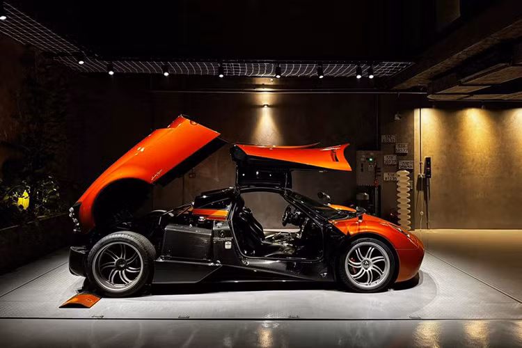 Và mới đây, chiếc siêu xe triệu đô Pagani Huayra mới được ông Phạm Văn Mười sang tên cho Minh Nhựa, đồng nghĩa tay chơi này phải đóng các loại phí sang tên và bấm biển mới, trùng hợp là ra số 51L-00405 rất ý nghĩa với gia đình 2 bố con đại gia ngành nhựa này.