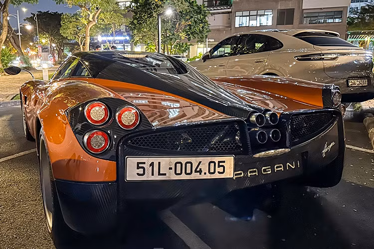 Mức giá xe Pagani Huayra tại thị trường quốc tế khi bán ra có mức khởi điểm là 1,3 triệu đô la. Tại Việt Nam, nó được định giá sau thuế và lăn bánh khoảng hơn 80 tỷ đồng vào năm 2016.