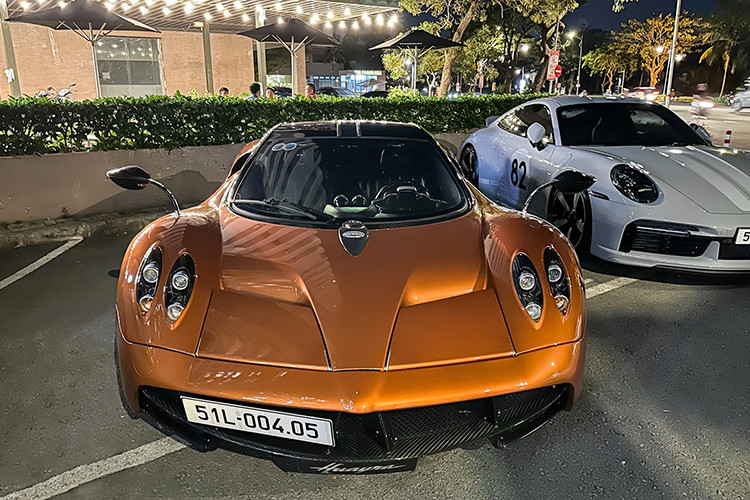 Minh Nhựa mua chiếc Pagani Huayra triệu đô này từ đại lý xe có tiếng ở Dubai và đã phía hãng xe Ý đã tặng cho tay chơi Việt Nam 1 tấm huy hiệu mang ý nghĩa người sở hữu xe Huayra. Trên toàn thế giới, chỉ có 100 xe Pagani Huayra được sản xuất.