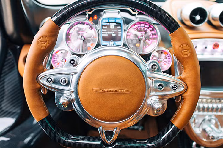 Pagani Huayra sử dụng khối động cơ V12, dung tích 6.0 lít, tăng áp kép do Mercedes-AMG sản xuất. "Trái tim" này giúp Pagani Huayra sản sinh công suất tối đa 720 mã lực tại vòng tua máy 5.800 vòng/phút và mô-men xoắn cực đại 1.000 Nm tại dải vòng tua máy 2.250-4.500 vòng/phút. 