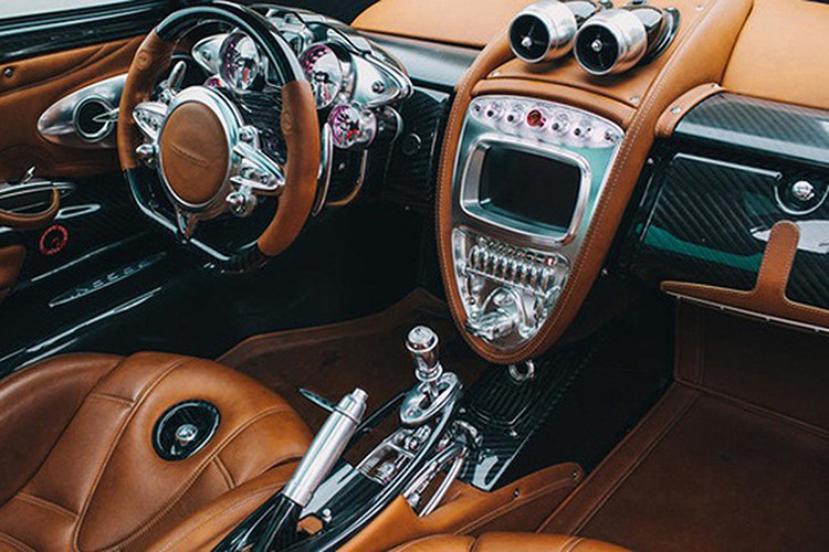 Pagani Huayra của Minh Nhựa mang về nước từ 7 năm trước, xe được mua từ 1 đại lý siêu xe nổi tiếng ở Dubai, nơi mà Hoàng Kim Khánh cũng đã tậu McLaren Senna. Pagani Huayra chỉ sản xuất 100 xe bản Coupe, chiếc xe của Minh Nhựa và cũng từng mất hơn 2 năm để ra biển số.