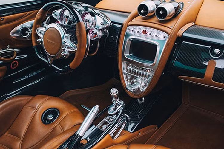 Pagani Huayra của Minh Nhựa mang về nước từ 7 năm trước, xe được mua từ 1 đại lý siêu xe nổi tiếng ở Dubai, nơi mà Hoàng Kim Khánh cũng đã tậu McLaren Senna. Pagani Huayra chỉ sản xuất 100 xe bản Coupe, chiếc xe của Minh Nhựa và cũng từng mất hơn 2 năm để ra biển số.