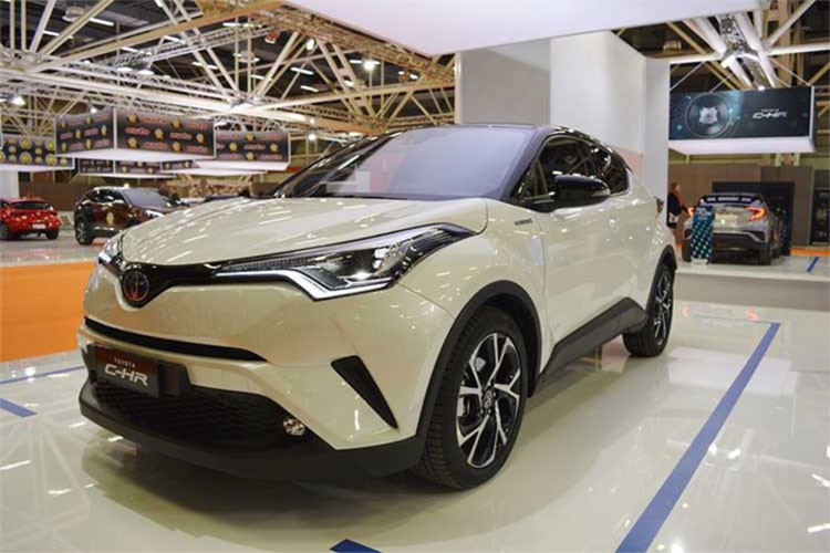 Phiên bản TRD trên chiếc Toyota C-HR nổi bật với hai tông màu đen trên phần mái xe và màu bác xuất hiện ở trên khu vực cản trước và sau của xe. Bộ mâm của xe dạng đa chấu kép được phủ nước sơn đen bóng, có kích thước 17 inch và làm bằng hợp kim sáng không gỉ.