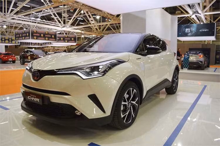 Phiên bản TRD trên chiếc Toyota C-HR nổi bật với hai tông màu đen trên phần mái xe và màu bác xuất hiện ở trên khu vực cản trước và sau của xe. Bộ mâm của xe dạng đa chấu kép được phủ nước sơn đen bóng, có kích thước 17 inch và làm bằng hợp kim sáng không gỉ.