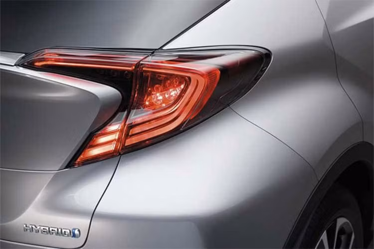 Đầu xe với cản trước “hầm hố”, cụm đèn pha lạng LED vuốt dài sang hai bên, đèn sương mù dạng tròn nằm gọn ở hai bên góc dưới của lưới tản nhiệt. Phần đuôi xe nổi bật với đèn hậu có thiết kế hình chữ C dạng LED ấn tượng, cánh lướt gió lớn và ăng ten vây cá mập trên nóc.