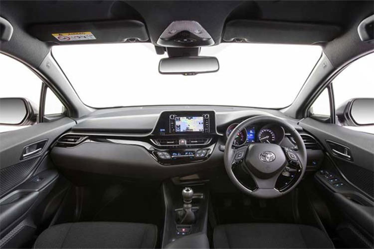 Khoang nội thất của xe được thiết kế dựa trên khái niệm Tech Sensual hoàn toàn mới, gồm vô-lăng ba chấu tích hợp các nút điều khiển chức năng, màn hình hiển thị kích thước 4.2 inch, hệ thống tin giải trí với màn hình cảm ứng 8 inch, ghế ngồi bọc da kết hợp chất liệu vải cao cấp, dàn âm thanh 9 loa Bose cao cấp.