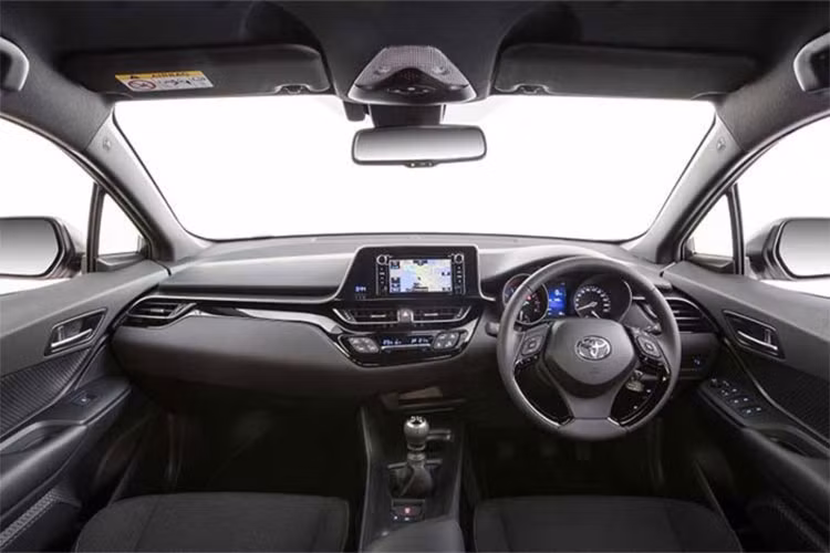 Khoang nội thất của xe được thiết kế dựa trên khái niệm Tech Sensual hoàn toàn mới, gồm vô-lăng ba chấu tích hợp các nút điều khiển chức năng, màn hình hiển thị kích thước 4.2 inch, hệ thống tin giải trí với màn hình cảm ứng 8 inch, ghế ngồi bọc da kết hợp chất liệu vải cao cấp, dàn âm thanh 9 loa Bose cao cấp.