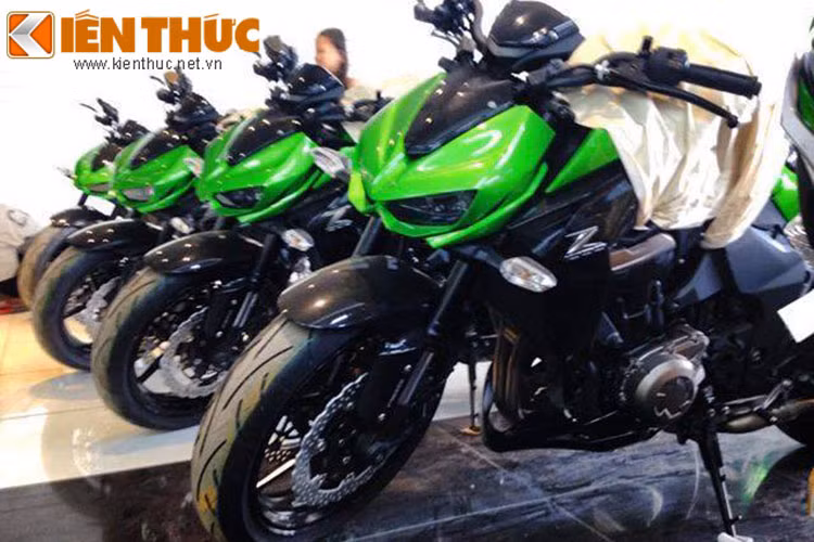 Những chiếc Kawasaki Z1000 đời mới nhất phiên bản Châu Âu đã có mặt tại showroom này.