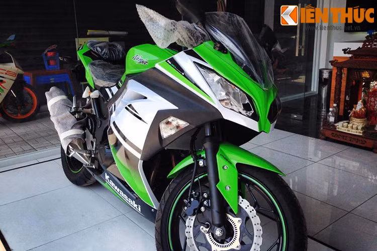 Kawasaki Ninja 300 ABS phiên bản châu Âu, có giá 196.000.000 đồng.