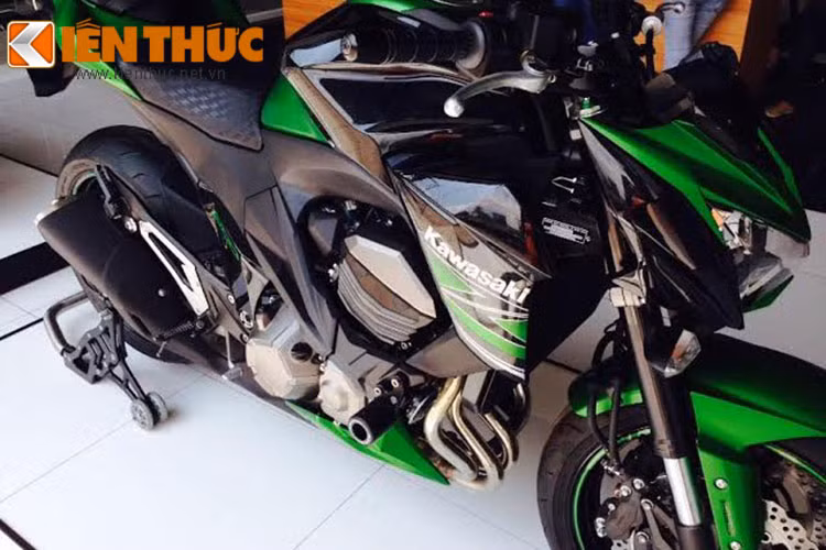 Kawasaki Z800 ABS phiên bản châu Âu giá 323.000.000 đồng.