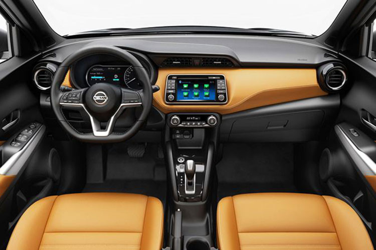 Nissan Kicks 2022 được trang bị nhiều tính năng cao cấp. Nội thất có cụm đồng hồ tích hợp màn hình kỹ thuật số 7 inch, màn hình giải trí trung tâm 8 inch hỗ trợ kết nối Apple CarPlay, AUX, USB và Bluetooth, cùng với đó là phanh tay điện tử và tính năng giữ phanh tay tự động Auto Hold.