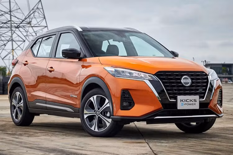 Theo thông tin từ một số đại lý, mẫu SUV hạng B Nissan Kicks 2022 mới sẽ được giới thiệu tại Việt Nam ngay trong tháng 5 này. Theo đó, Nissan Kicks sẽ được phân phối với 2 phiên bản, tuy nhiên thông tin cụ thể về trang bị trên từng phiên bản hiện vẫn chưa được công bố.
