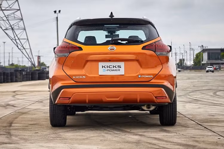 Ngoài ra, nóc của xe còn dốc dần về phía sau theo phong cách xe coupe. Đằng sau, Nissan Kicks 2022 được trang bị bộ khuếch tán gió giả khá rộng và sơn trùng màu thân xe. Trong khi đó, cụm đèn hậu có tạo hình boomerang ấn tượng bên trong.
