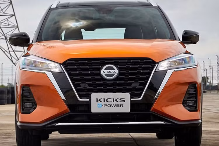 Phần đầu xe với lưới tản nhiệt dạng V-motion đặc trưng của Nissan trong nhiều năm nay. Phiên bản cao cấp nhất được trang bị hệ thống đèn LED hoàn toàn và bộ mâm kích thước 17 inch. Xe được phối 2 tông màu với phần nóc đen, tương tự đối thủ Seltos.