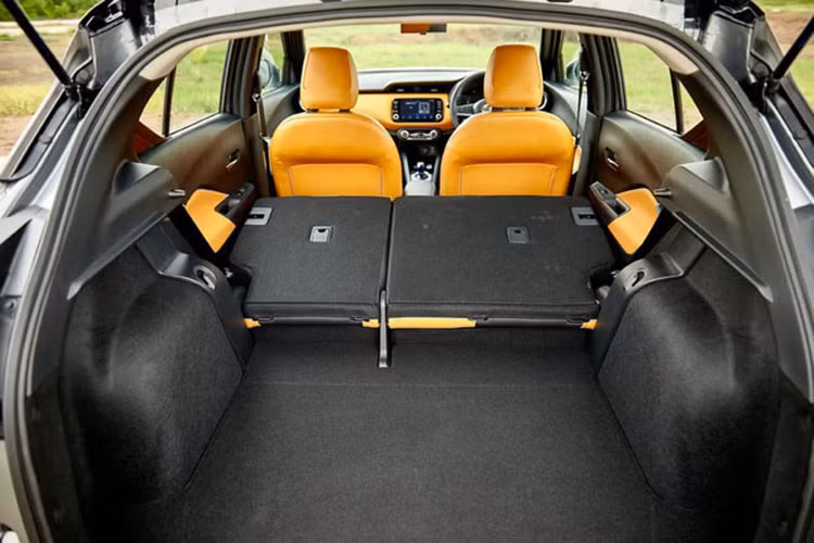 Nissan Kicks 2022 còn có khối pin 1,57 kWh nằm dưới hàng ghế trước. Hộp số tự động vô cấp CVT và có 4 chế độ lái: Normal, S, Eco và EV, đi cùng công nghệ e-Pedal cho phép người lái khởi động, tăng tốc hoặc giảm tốc và dừng xe bằng cách sử dụng một bàn đạp duy nhất. 