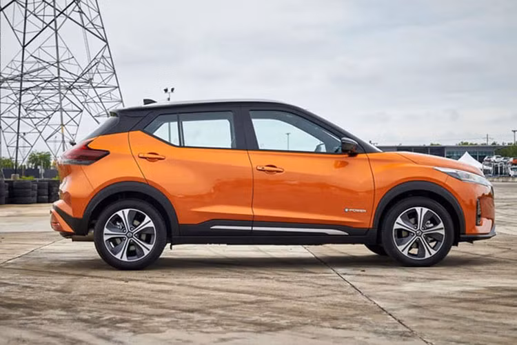 Về ngoại thất, mẫu xe crossover Nissan Kicks 2022 mới nhất sở hữu kích thước dài x rộng x cao lần lượt là 4.290 x 1.760 x 1.615mm. Trục cơ sở 2.615mm và khoảng sáng gầm 175mm. Hệ thống treo trước MacPherson và treo sau thanh xoắn.