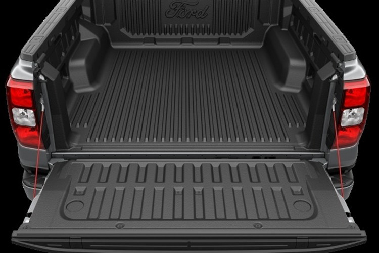 Tính năng đỗ xe tự động từng được xem là điểm nhấn tạo lợi thế cạnh tranh của dòng bán tải Mỹ so với các đối thủ. Tuy nhiên, Ford cũng bổ sung giao diện tiếng Việt cho màn hình điều khiển trung tâm trên tất cả các phiên bản Ranger, giúp người dùng dễ dàng thao tác hơn.