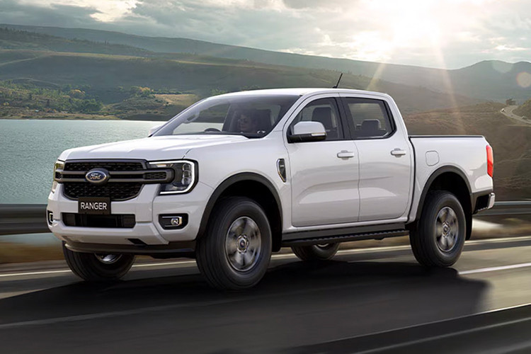 Trên trang web chính thức, Ford Việt Nam vừa bất ngờ bổ sung phiên bản mới mang tên Ford Ranger XLS+ 2025 mới vào danh mục sản phẩm. Phiên bản này có giá niêm yết 733 triệu đồng, cao hơn 26 triệu đồng so với bản XLS 1 cầu. Theo một đại lý Ford, phiên bản này đã được cập nhật từ cuối tháng 12.