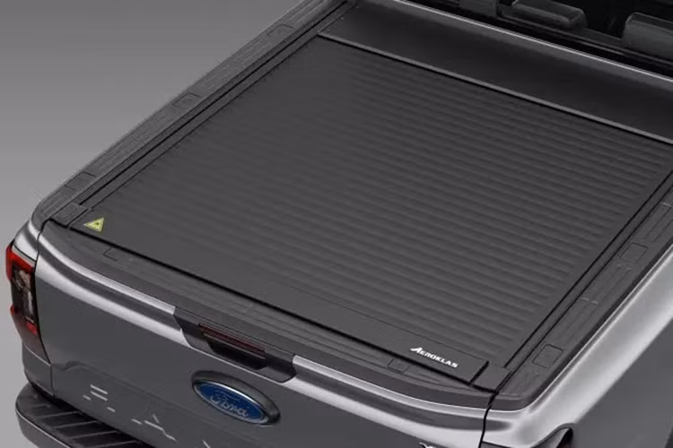 Trước đó, vào tháng 11, một số đại lý Ford đã tiết lộ về các thay đổi trên dòng xe Ranger. Đáng chú ý, tính năng đỗ xe tự động – vốn có trên các bản cao cấp như Stormtrak và Raptor – sẽ bị loại bỏ.