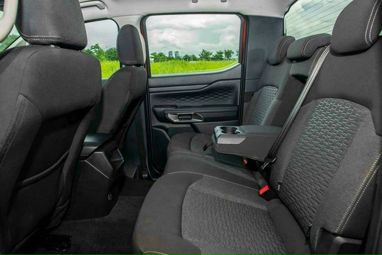 Mặc dù bị cắt giảm một số trang bị, Ford Ranger được dự đoán sẽ không chịu ảnh hưởng lớn về doanh số. Mẫu xe này đã khẳng định vị thế là "vua bán tải" tại Việt Nam trong nhiều năm, thường xuyên nằm trong top 10 xe bán chạy nhất thị trường.