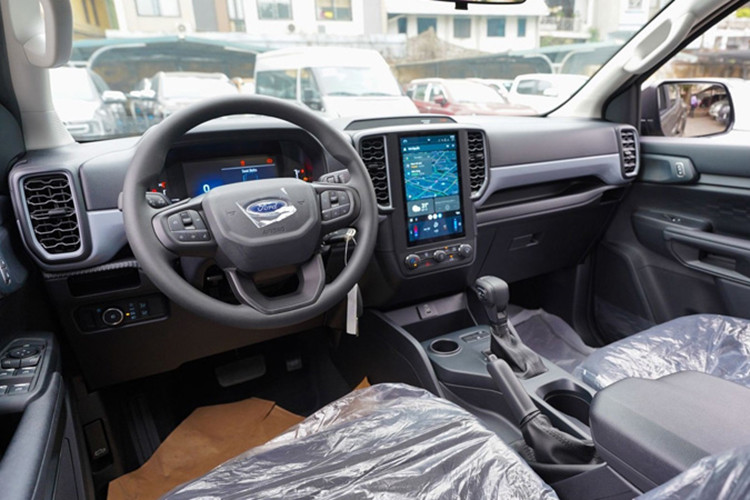 Ngoài ra, một số trang bị khác bị lược bỏ tùy thuộc vào từng phiên bản: Ranger Raptor: Chuyển từ màu xám Conquer Grey sang Command Grey (tông sáng hơn), không còn bậc bước chân hợp kim và ổ điện 12V ở thùng xe. Stormtrak, Wildtrak: Không còn rửa camera trước và ổ điện 12V ở thùng xe. XLS: Loại bỏ decal đen dán cột B. 