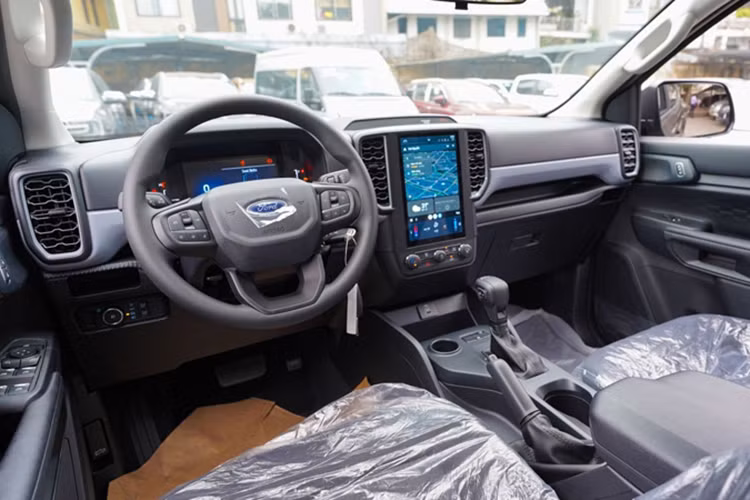 Ngoài ra, một số trang bị khác bị lược bỏ tùy thuộc vào từng phiên bản: Ranger Raptor: Chuyển từ màu xám Conquer Grey sang Command Grey (tông sáng hơn), không còn bậc bước chân hợp kim và ổ điện 12V ở thùng xe. Stormtrak, Wildtrak: Không còn rửa camera trước và ổ điện 12V ở thùng xe. XLS: Loại bỏ decal đen dán cột B. 