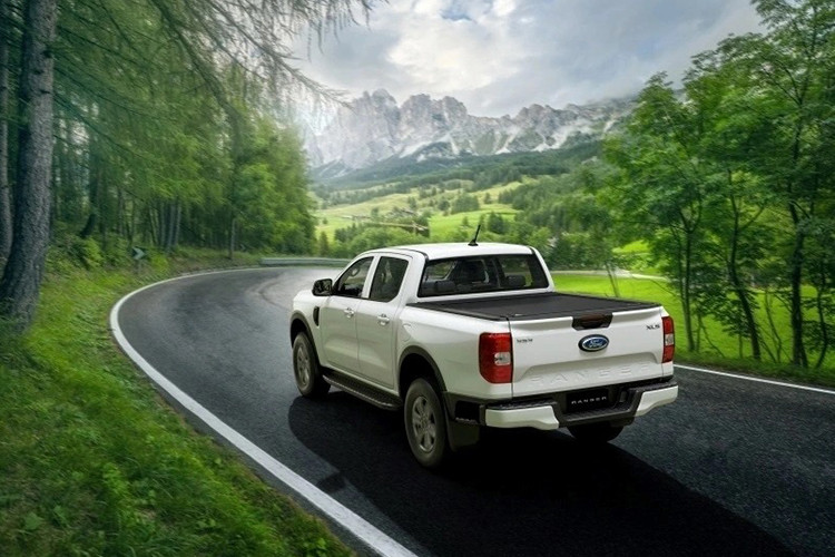 Điểm nổi bật của mẫu xe bán tải Ford Ranger XLS+ so với XLS tiêu chuẩn là sự bổ sung lót thùng hàng và nắp cuộn thùng hàng – những trang bị chưa có trên bản Sport, vốn thuộc phân khúc cao hơn. Ngoài hai nâng cấp này, các thông số kỹ thuật và tính năng khác của XLS+ vẫn giữ nguyên so với XLS.