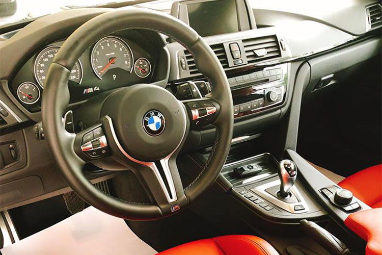 Bên trong nội thất, xe được trang bị màn hình đa thông tin ở vị trí trung tâm tích hợp camera lùi, kết nối USB, Bluetooth, AUX, ... Hệ thống âm thanh của xe là 16 loa hiệu Marman Kardon. Cần số của xe hiển thị điện tử, phanh tay cơ. hàng ghế sau dành cho 2 người ngồi tuy nhiên khoảng duỗi chân ở mức nhỏ.