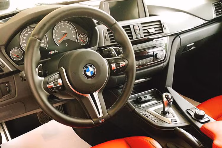 Bên trong nội thất, xe được trang bị màn hình đa thông tin ở vị trí trung tâm tích hợp camera lùi, kết nối USB, Bluetooth, AUX, ... Hệ thống âm thanh của xe là 16 loa hiệu Marman Kardon. Cần số của xe hiển thị điện tử, phanh tay cơ. hàng ghế sau dành cho 2 người ngồi tuy nhiên khoảng duỗi chân ở mức nhỏ.