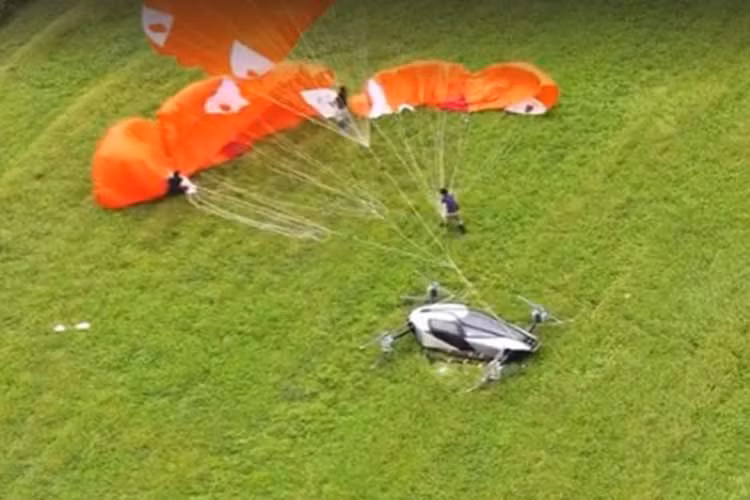 Xe oto bay Xpeng AeroHT co the bung du khan cap de cuu ho