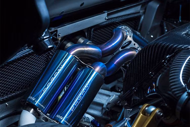 Trong khi ngoại thất của Zonda Riviera được kết hợp với 3 tông màu thì ở bên trong cabin, màu trắng đã bị loại bỏ. Phần lớn các chi tiết bên trong nội thất của xe được làm từ sợi carbon trần và nhôm nhuộm đen, trong khi các ghế ngồi và ốp cửa được bọc kết hợp da-alcantara màu xanh. Cuối cùng, trần xe được bọc kín trong alcantara màu đen.