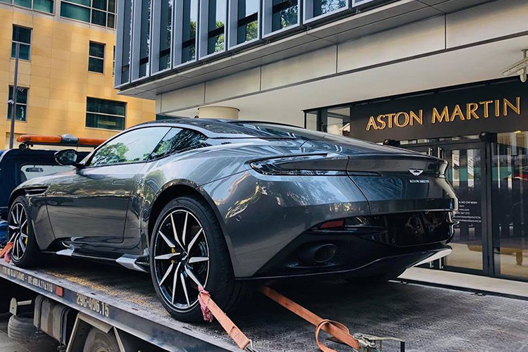 Aston Martin DB11 V8 mới sở hữu ngoại thất màu ghi xám cực kỳ cuốn hút. Xe vẫn duy trì ngôn ngữ thiết kế truyền thống của hãng siêu xe Anh Quốc và kế thừa nhiều nét thiết kế từ mẫu DB10 trước đó như lưới tản nhiệt thanh ngang có kích thước lớn, cụm đèn pha sắc sảo, khung sườn kết cấu nhôm giúp xe nhẹ hơn và mạnh hơn.