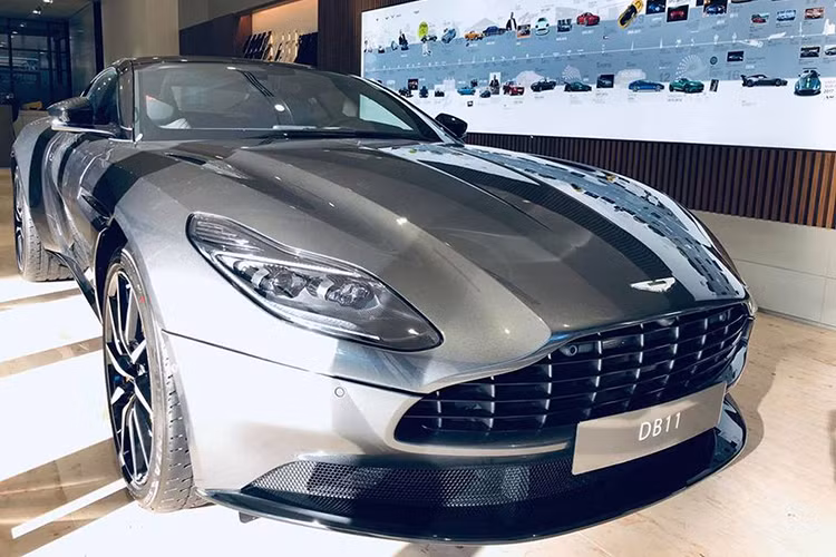  Siêu xe Aston Martin DB11 V8 đầu tiên về Việt Nam và được nhập khẩu theo diện chính hãng. Sau hơn 2 tháng về nước, nó đã tìm thấy chủ nhân là một doanh nhân có tiếng trong làng chơi xe Việt với các siêu phẩm độc nhất Việt Nam bao gồm; Lamborghini Aventador độ Liberty Walk và Ferrari F12 Berlinetta độ Duke Dynamics.