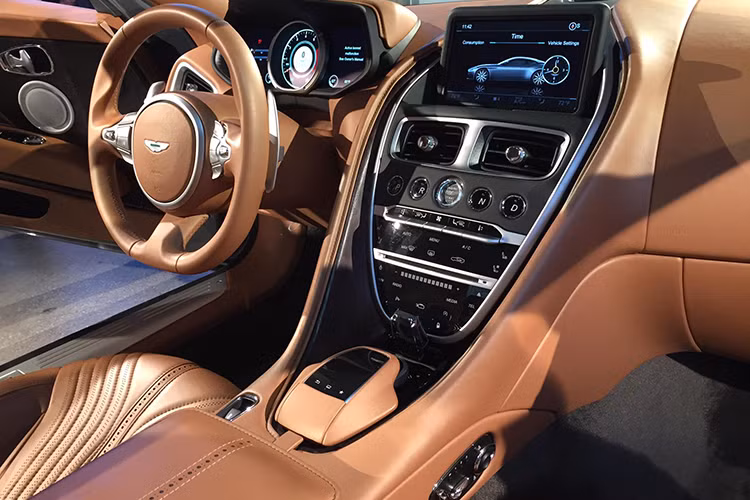 Bên trong , màn hình TFT LCD 12 inch ủa xe với đầy đủ màu sắc trang bị trên cụm đồng hồ, trong khi màn hình 8 inch thứ hai được đặt ở vị trí trung tâm và kết nối với hệ thống giải trí COMAND, một ví dụ điển hình cho mối quan hệ hợp tác giữa Mercedes-AMG và Aston Martin. 