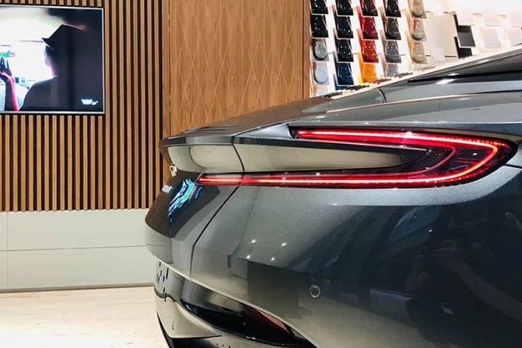 Bộ khung từ nhôm của DB11 V8 được hãng siêu xe Aston Martin thiết kế nhẹ và cứng hơn đáng kể so với nền tảng cấu trúc hiện nay của "đàn anh" DB9. Cụm đèn chiếu sáng với công nghệ Full-Led hiện đại được cách điệu gọn gàng. Thân xe thiết kế dạng khí động học mạnh mẽ, kết hợp với các khe tản gió ở đầu xe, hốc bánh xe hay cánh hướng gió "ảo" phía sau giúp chiếc xe tăng khả năng bám đường ở tốc độ cao.