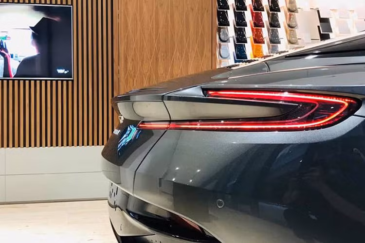 Bộ khung từ nhôm của DB11 V8 được hãng siêu xe Aston Martin thiết kế nhẹ và cứng hơn đáng kể so với nền tảng cấu trúc hiện nay của "đàn anh" DB9. Cụm đèn chiếu sáng với công nghệ Full-Led hiện đại được cách điệu gọn gàng. Thân xe thiết kế dạng khí động học mạnh mẽ, kết hợp với các khe tản gió ở đầu xe, hốc bánh xe hay cánh hướng gió "ảo" phía sau giúp chiếc xe tăng khả năng bám đường ở tốc độ cao.