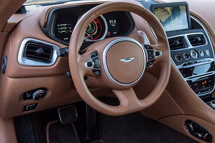 Mẫu xe này được trang bị động cơ V8, dung tích 4,0 lít tăng áp kép do Mercedes-AMG sản xuất, cho công suất tối đa 503 mã lực và 675 Nm. Đặc biệt, phiên bản sử dụng động cơ V8 nhẹ hơn tới 115 kg so với phiên bản động cơ V12, điều này giúp DB11 có khả năng lái linh hoạt hơn.