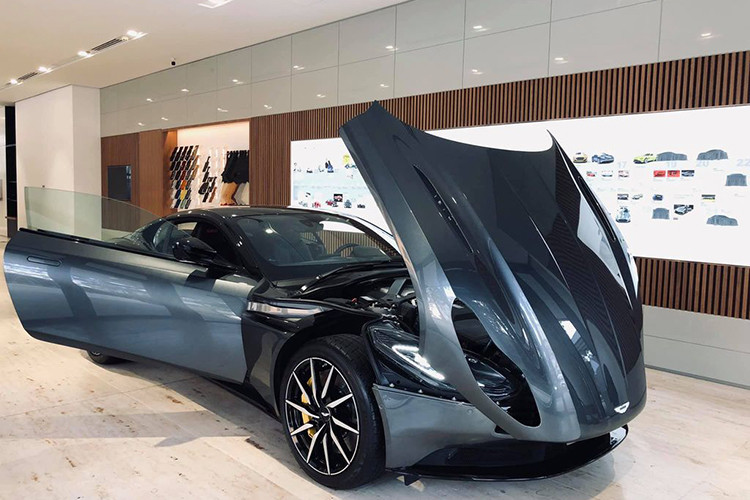 Loại động cơ V8 mà chiếc Aston Martin DB11 này được trang bị hiện cũng xuất hiện trên nhiều mẫu xe khác của Mercedes-AMG như C63, E63, S63 hay "người anh em" Aston Martin V8 Vantage thế hệ mới nhất.Việc nhập khẩu phiên bản động cơ V8, dung tích 4,0 lít cũng nhằm mục đích hưởng mức giá bán tốt hơn nhờ luật thuế TTĐB mới.