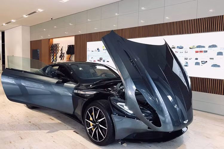 Loại động cơ V8 mà chiếc Aston Martin DB11 này được trang bị hiện cũng xuất hiện trên nhiều mẫu xe khác của Mercedes-AMG như C63, E63, S63 hay "người anh em" Aston Martin V8 Vantage thế hệ mới nhất.Việc nhập khẩu phiên bản động cơ V8, dung tích 4,0 lít cũng nhằm mục đích hưởng mức giá bán tốt hơn nhờ luật thuế TTĐB mới.