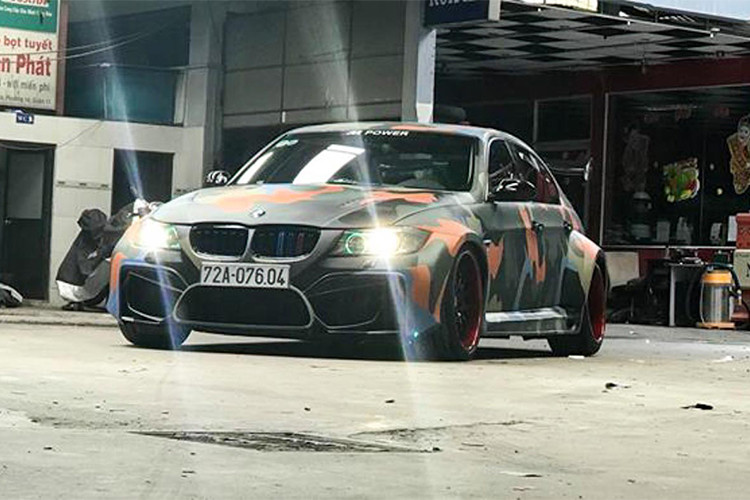 Với thế hệ thứ 5 của dòng xe BMW 3 Series đời cũ mang mã E90 này, được sản xuất từ 2005-2013 hiện đã có giá xe cũ giảm đi nhiều. Chính điều đó đã khiến nhiều người yêu xe, đặc biệt là thương hiệu xe sang Đức đã cân nhắc mua về để "cá nhân hóa" theo sở thích của bản thân.