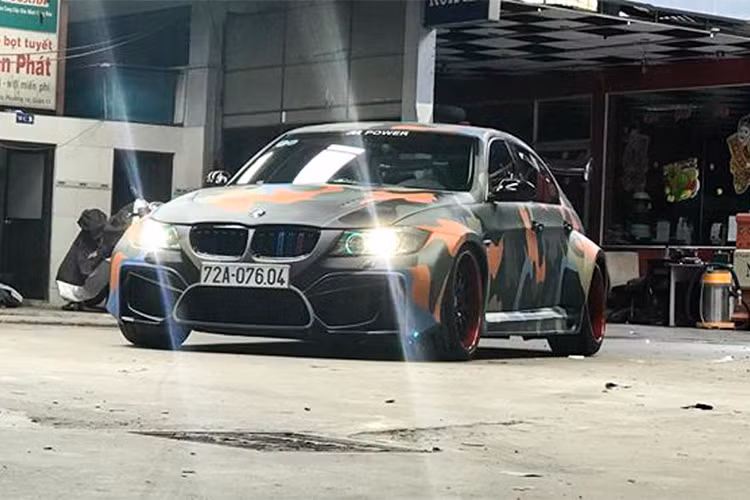 Với thế hệ thứ 5 của dòng xe BMW 3 Series đời cũ mang mã E90 này, được sản xuất từ 2005-2013 hiện đã có giá xe cũ giảm đi nhiều. Chính điều đó đã khiến nhiều người yêu xe, đặc biệt là thương hiệu xe sang Đức đã cân nhắc mua về để "cá nhân hóa" theo sở thích của bản thân.