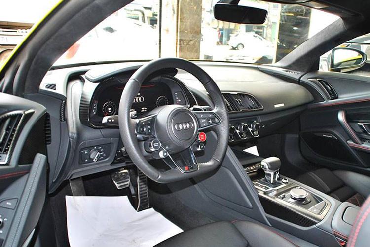 Siêu xe Audi R8 V10 Plus màu độc từng thuộc sở hữu của ông chủ hãng cà phê Trung Nguyên thuộc đời 2015 và khi được bán lại cho công ty nhập khẩu quận 5 đã lăn bánh được quãng đường dài 10.815 km. Nội thất xe mang màu đen "tông xuyệt tông" với ngoại thất.