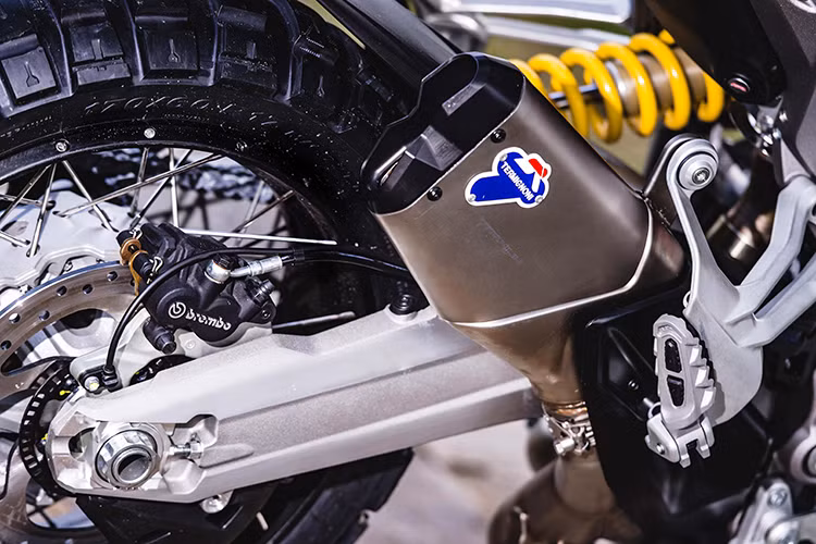 Để chạy trên những địa hình khó, Ducati Multistrada 1200 Enduro Pro 2017 đi kèm bộ lốp không săm Pirelli Scorpion Rally tiêu chuẩn cùng vành nan hoa có đường kính 19 inch trước và 17 inch sau. Hệ thống xả Ducati Performance bằng titan do Termignoni sản xuất cũng được trang bị cho xe.